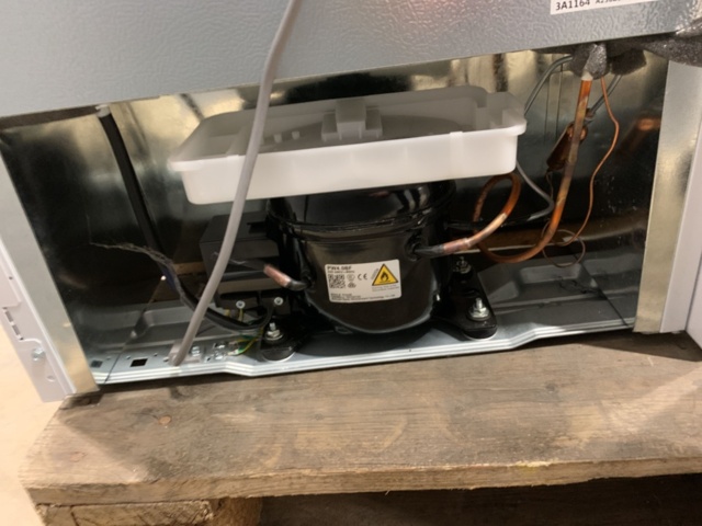 1432768-8 Trinettkök med kylskåp