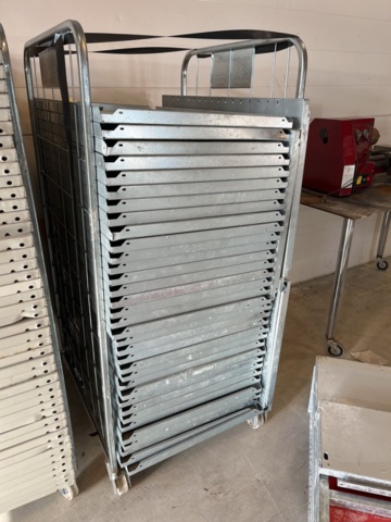 1429855-2 Gavelställ med cirka 60 hyllplan