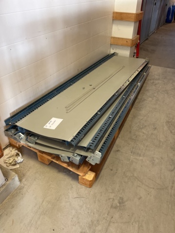 1429855-3 Gavelställ med cirka 60 hyllplan