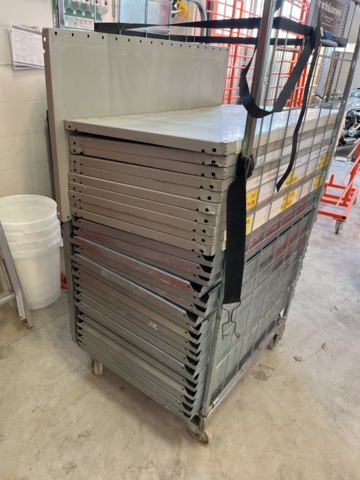 1429855-4 Gavelställ med cirka 60 hyllplan