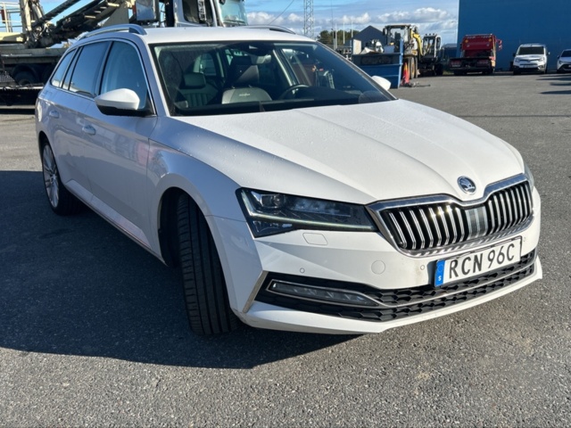 1423354-7 Škoda Superb Kombi 2.0 TDI 4x4 DSG Sekventiell, 200hk, 2021