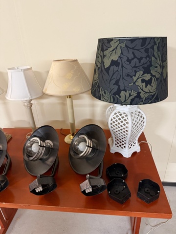 1352039-3 Diverse bords och vägglampor