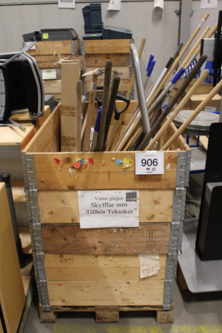 1388906-1 Pall med skyfflar, sopkvastar, spadar