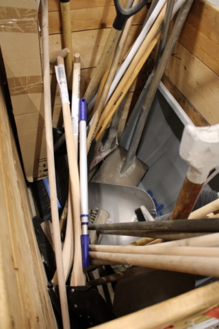 1388906-2 Pall med skyfflar, sopkvastar, spadar