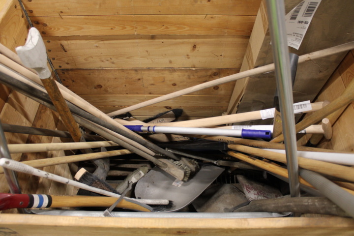 1388906-3 Pall med skyfflar, sopkvastar, spadar