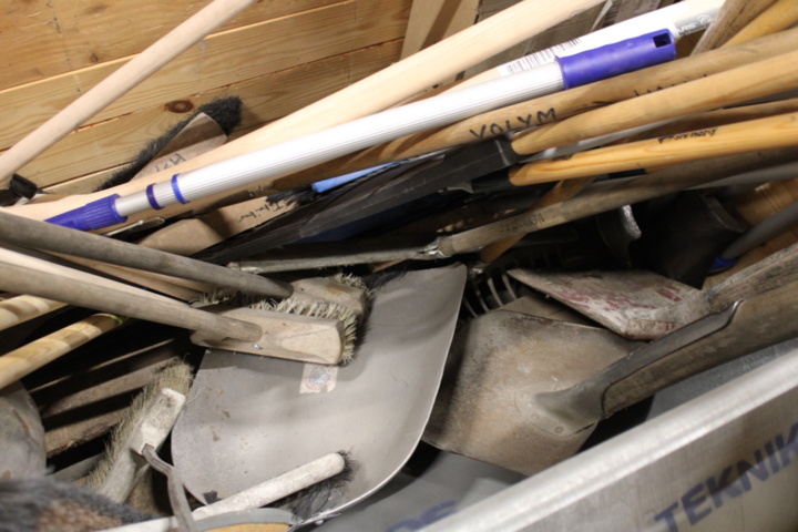 1388906-4 Pall med skyfflar, sopkvastar, spadar