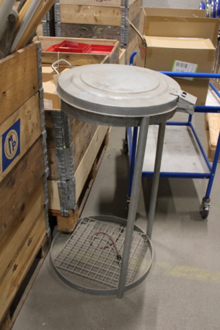 1388906-5 Pall med skyfflar, sopkvastar, spadar