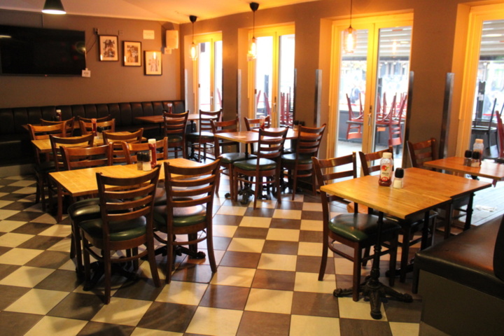 1388435-1 Möbler i serveringen (16 bord, 23 stolar, 3 soffor)