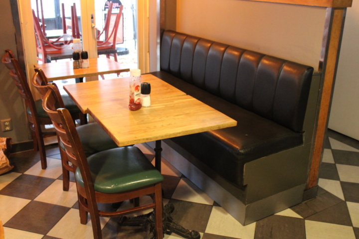 1388435-2 Möbler i serveringen (16 bord, 23 stolar, 3 soffor)