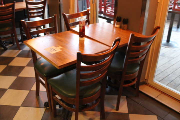 1388435-3 Möbler i serveringen (16 bord, 23 stolar, 3 soffor)