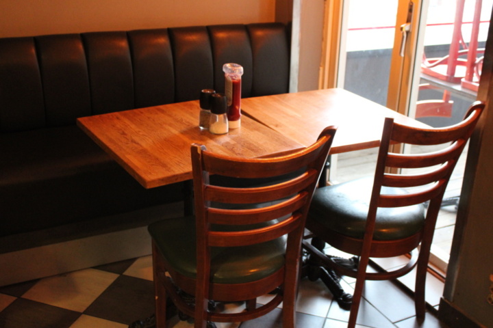 1388435-4 Möbler i serveringen (16 bord, 23 stolar, 3 soffor)