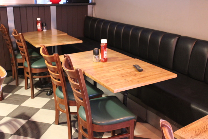 1388435-5 Möbler i serveringen (16 bord, 23 stolar, 3 soffor)