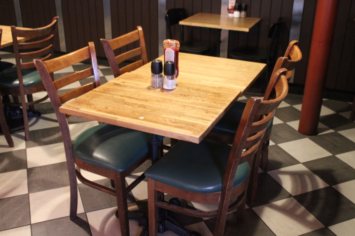 1388435-6 Möbler i serveringen (16 bord, 23 stolar, 3 soffor)