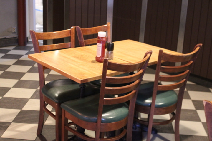 1388435-7 Möbler i serveringen (16 bord, 23 stolar, 3 soffor)