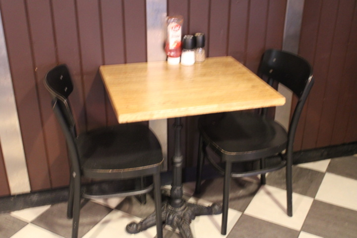 1388435-8 Möbler i serveringen (16 bord, 23 stolar, 3 soffor)