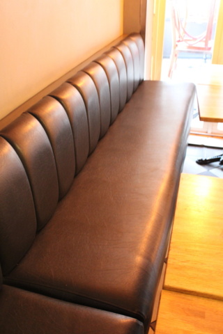 1388435-9 Möbler i serveringen (16 bord, 23 stolar, 3 soffor)