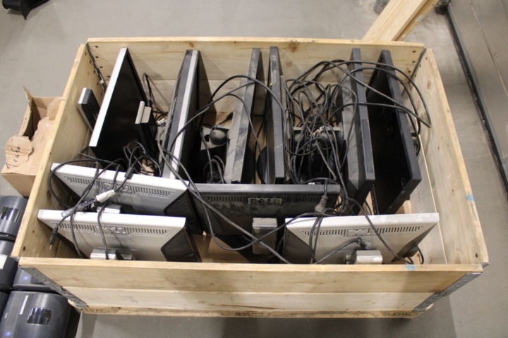1388922-8 Pallet with screens, label printers, hand scanners, etc.