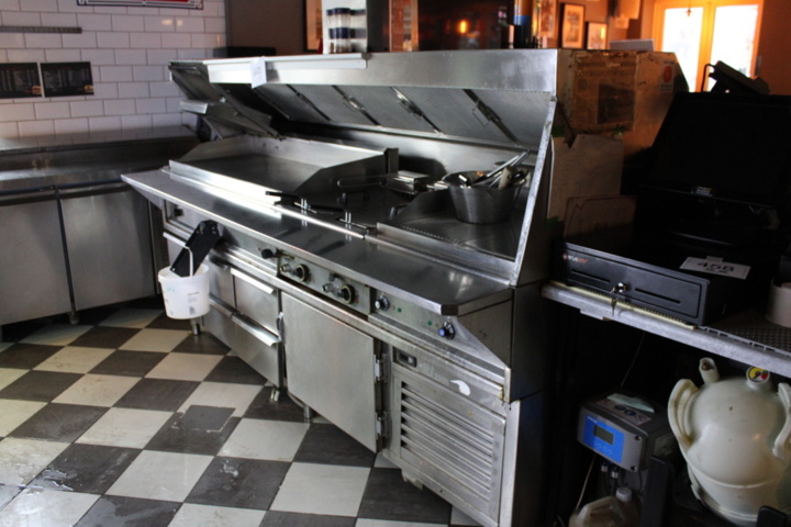 1388441-1 Grillkombination med stekytor och kylbänk