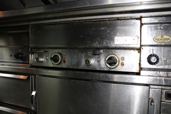 1388441-4 Grillkombination med stekytor och kylbänk