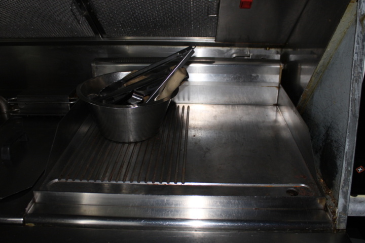 1388441-8 Grillkombination med stekytor och kylbänk