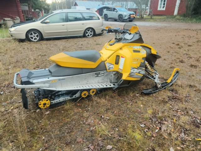 1400962-4 Ski-Doo MXZ 1200 -2009