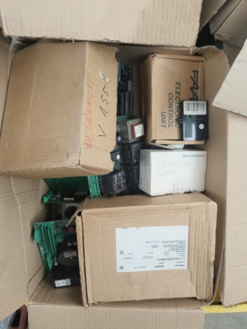 1400975-10 Parti med låstillbehör och skruv