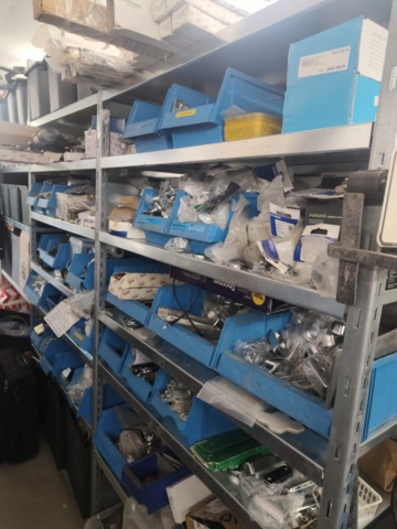 1400975-1 Parti med låstillbehör och skruv