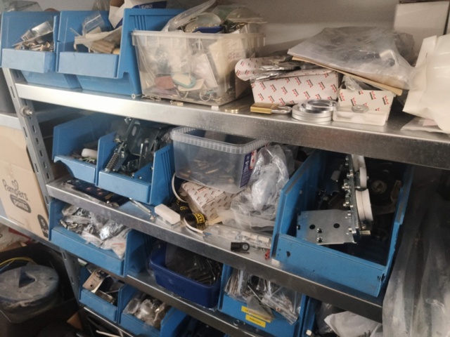 1400975-14 Parti med låstillbehör och skruv