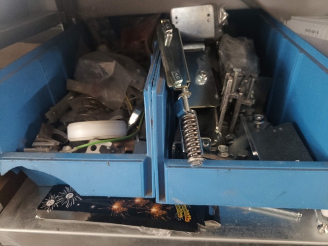 1400975-15 Parti med låstillbehör och skruv