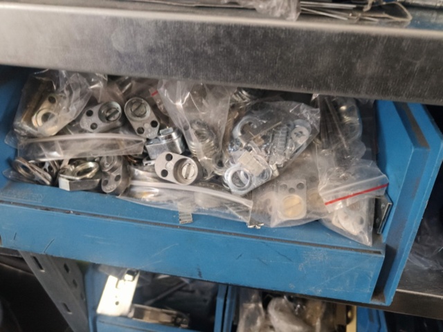 1400975-16 Parti med låstillbehör och skruv