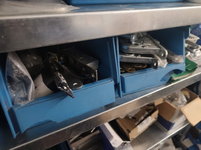 1400975-19 Parti med låstillbehör och skruv