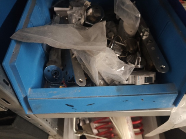 1400975-20 Parti med låstillbehör och skruv