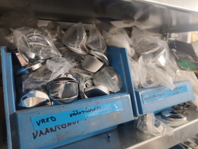 1400975-21 Parti med låstillbehör och skruv