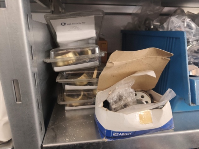 1400975-22 Parti med låstillbehör och skruv