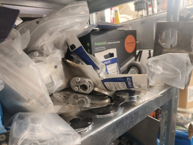 1400975-23 Parti med låstillbehör och skruv