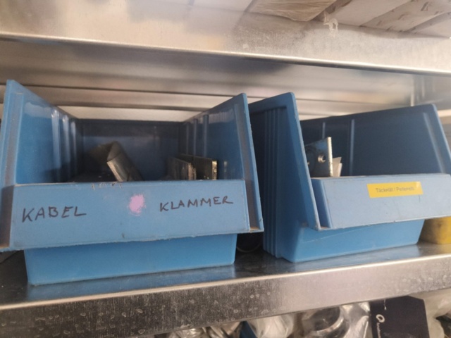 1400975-24 Parti med låstillbehör och skruv