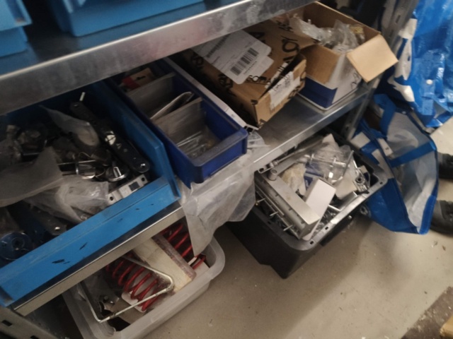 1400975-25 Parti med låstillbehör och skruv