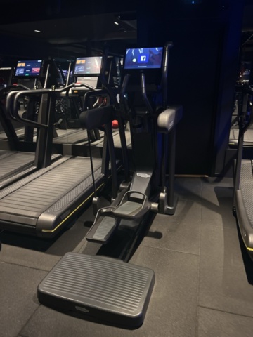 1429922-13 Cross-trainer Technogym