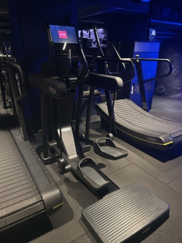 1429922-14 Cross-trainer Technogym