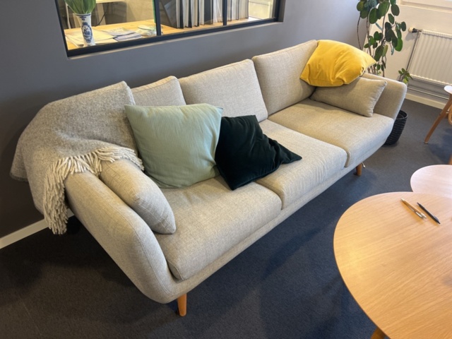 1420162-2 Väntrumsmöbler - soffa, fåtölj, soffbord m.m