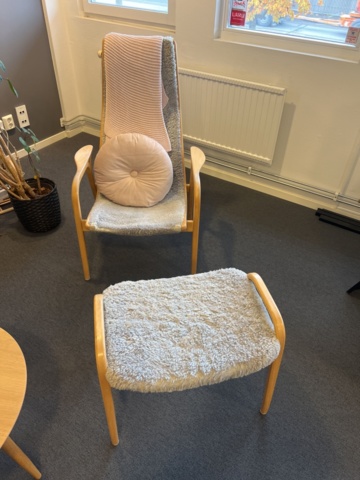 1420162-4 Väntrumsmöbler - soffa, fåtölj, soffbord m.m