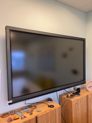 1420184-1 Conference equipment - screen and Logitech video conferencing system