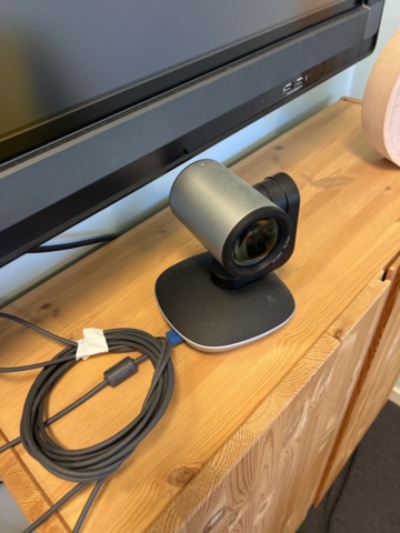 1420184-5 Conference equipment - screen and Logitech video conferencing system