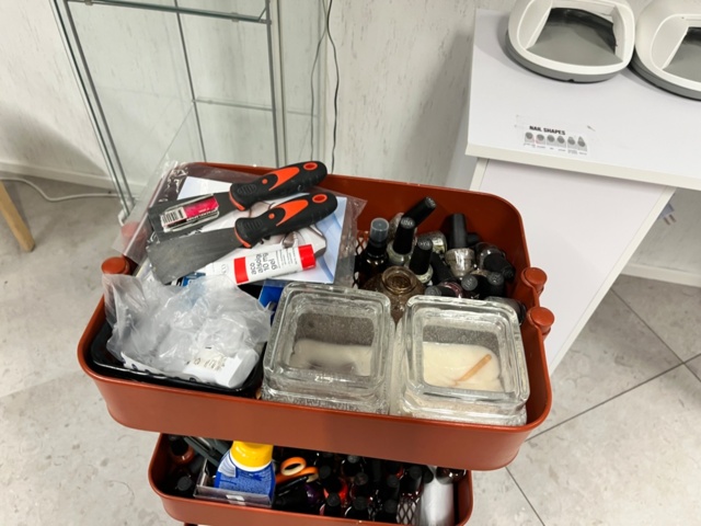 1423923-8 Inredning till nagelsalong, möbler, maskiner, tillbehör