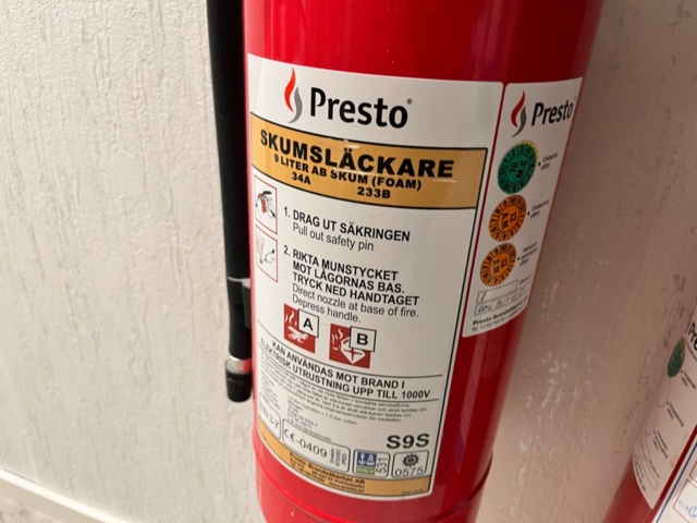 1423925-2 2st brandsläckare, skum och kolsyra