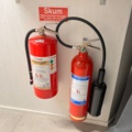 1423925-1 2st brandsläckare, skum och kolsyra