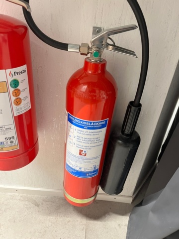 1423925-4 2st brandsläckare, skum och kolsyra