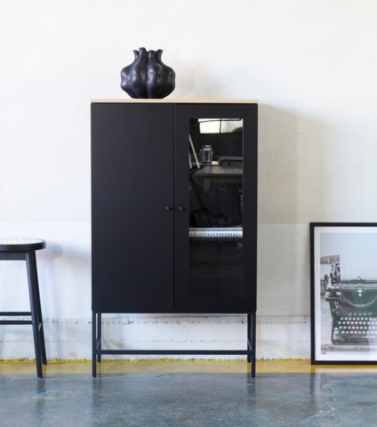 1434519-2 Edge skåp i svart högtryckslaminat (HPL)