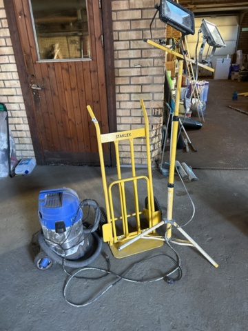 1267738-1 Säckkärra, dammsugare och belysningsmast