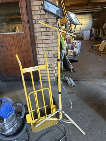 1267738-2 Säckkärra, dammsugare och belysningsmast